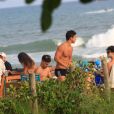 Novo namorado de Hariany Almeida, José Victor Pires curte dia de praia com amigos
