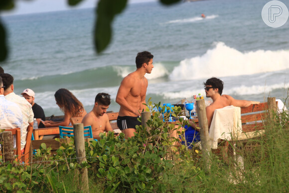 Novo namorado de Hariany Almeida, José Victor Pires curte dia de praia com amigos