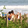 Hariany Almeida e o novo namorado, José Victor Pires, se abraçam em praia