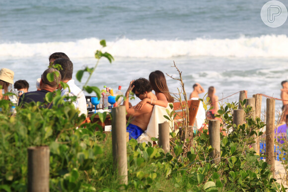 Hariany Almeida e o novo namorado, José Victor Pires, se abraçam em praia