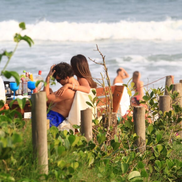 Hariany Almeida e o novo namorado, José Victor Pires, se abraçam em praia