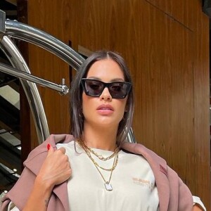 Andressa Suita combinou conjunto de moletom com bota branca em look