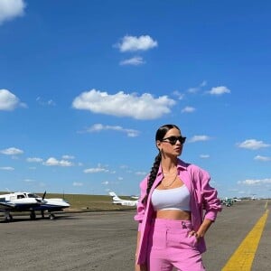 Andressa Suita alia conforto em estilo em seus looks de viagem