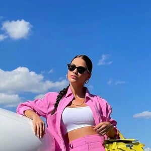 Andressa Suita ama cintura alta e a usa em looks de viagem