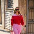 Vestido rosa suave com tricô vermelho: inspire-se nesse look de Milão