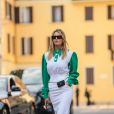 Vestido com gola pólo nas cores verde e branco em look do street style de Milão