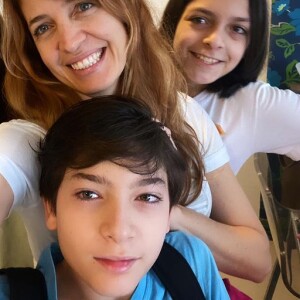 Poliana Abritta e seus filhos trigêmeos: Manuela, Guido e José