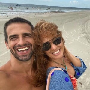 Poliana Abritta e o jornalista diretor da Globo, Chico Walcacer anunciaram casamento apenas 6 meses depois de cerimônia intimista