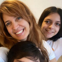 Poliana Abritta comemora aniversário dos filhos trigêmeos com vacina e foto rara: 'Alegria'
