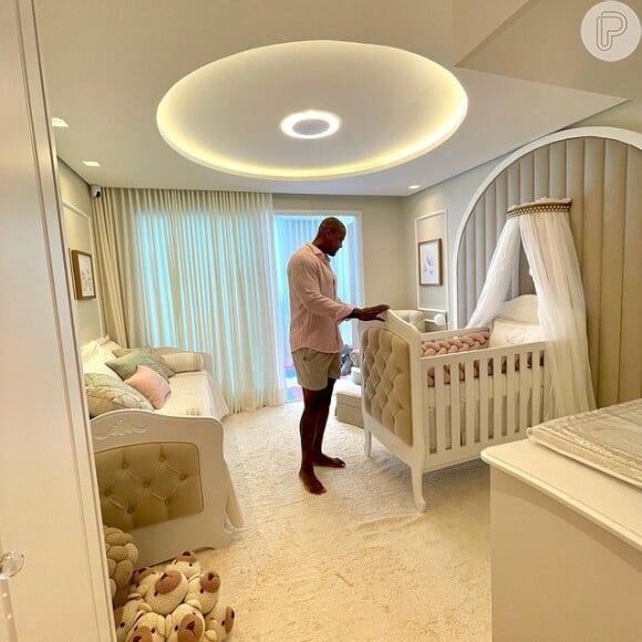 Léo Santana postou foto ao lado da filha recém-nascida, Liz, no quarto da bebê: 'Zerei o game'