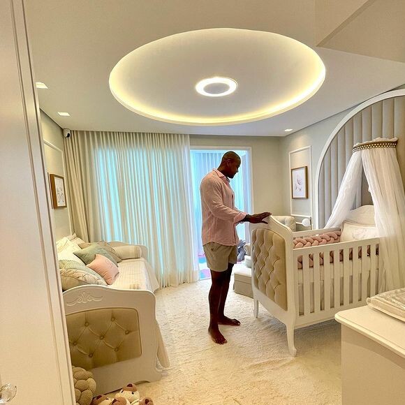 Léo Santana postou foto ao lado da filha recém-nascida, Liz, no quarto da bebê: 'Zerei o game'