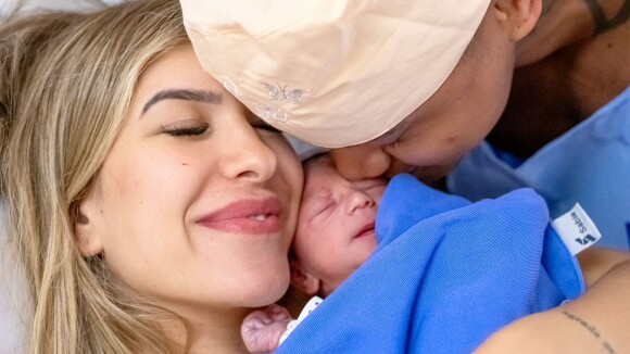Léo Santana posta primeira foto com a filha recém-nascida no quarto: 'Amor verdadeiro'