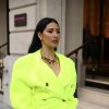 Neon é destaque no look de Simaria para Paris Fashion Week