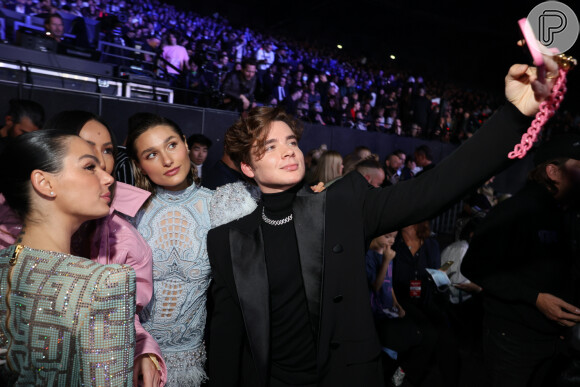 Sasha Meneghel, Isis Valverde e Sabrina Sato fazem selfie em desfile com marido da modelo, João Figueiredo