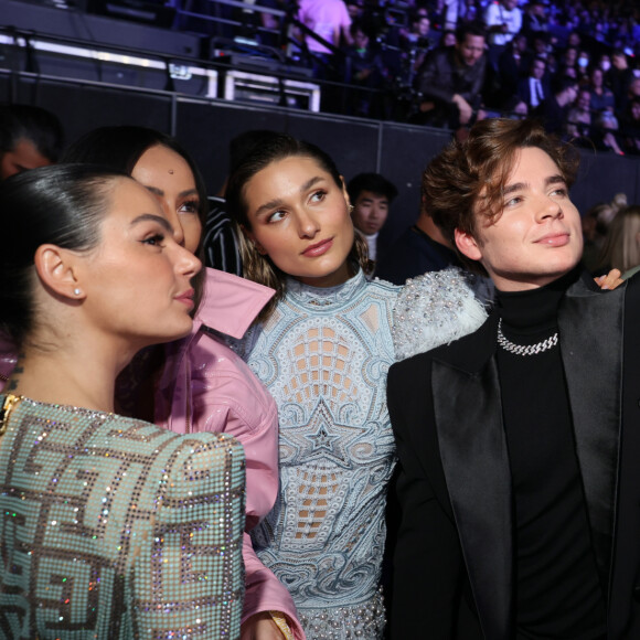 Sasha Meneghel, Isis Valverde e Sabrina Sato fazem selfie em desfile com marido da modelo, João Figueiredo