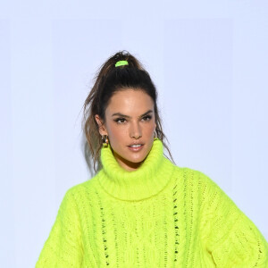 Alessandra Ambrosio também usou look com tricô neon poderoso