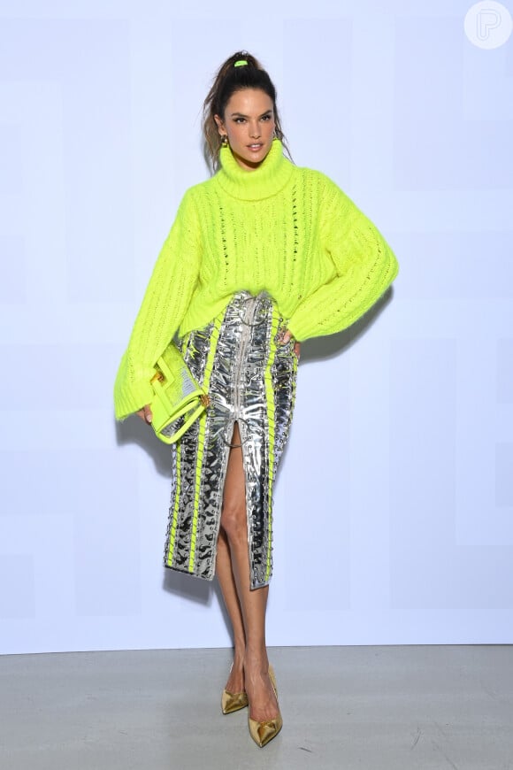 Alessandra Ambrosio também usou look com tricô neon poderoso