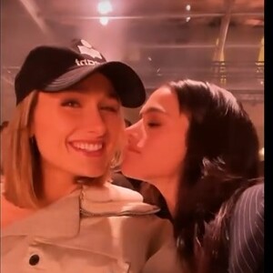 Bruna Marquezine encontra Sasha em bastidores de desfile