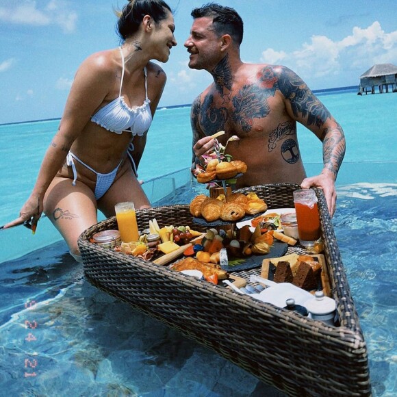 Moda praia de Cleo em viagem tem biquíni asa-delta, recortes e mais trends. xx fotos!