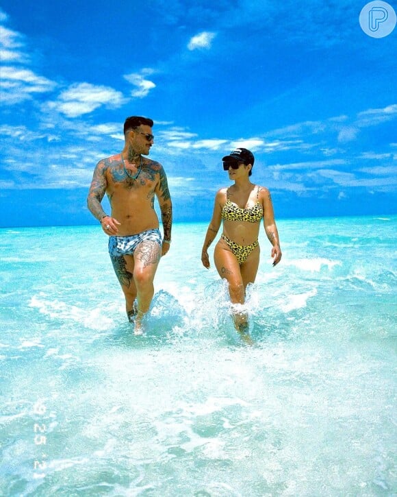 Cleo usou biquíni animal print com boné em dia de praia com marido, Leandro D'Lucca