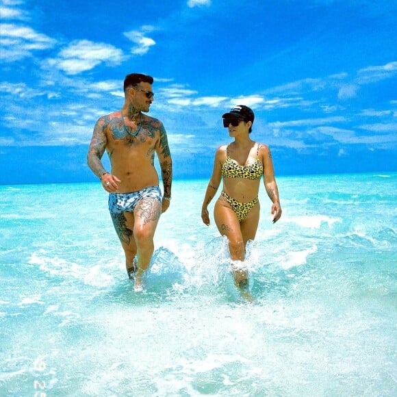 Cleo usou biquíni animal print com boné em dia de praia com marido, Leandro D'Lucca