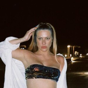 Cleo usa saia com recorte lateral para jantar em destino de praia