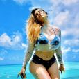 Moda praia de Cleo: look com transparência e biquíni azul marinho valorizou corpo da artista