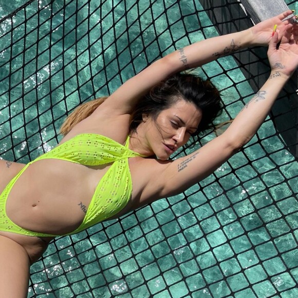 Cleo escolheu biquíni neon em laise para viagem às Maldivas