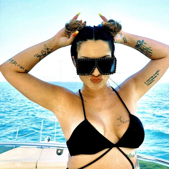 Cleo usa biquíni de amarração com amarrações