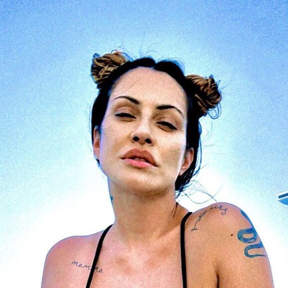 Cleo é fã de penteados criativos durante viagem