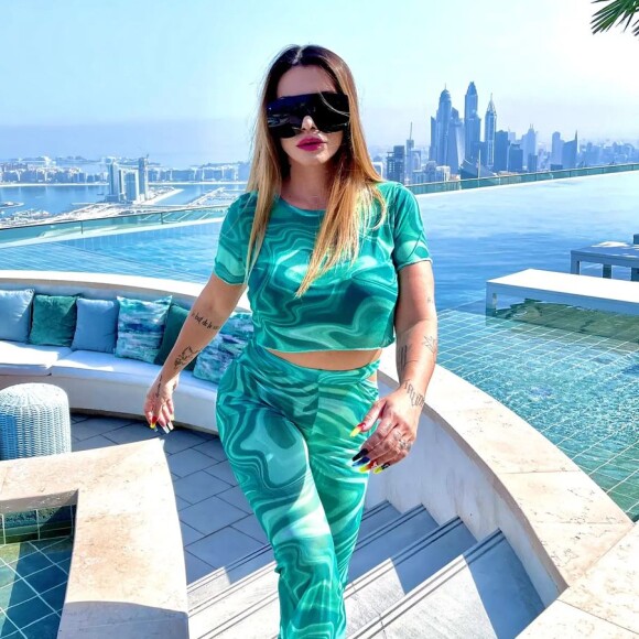 Moda praia de Cleo em viagem tem biquíni asa-delta, recortes e mais trends. xx fotos!