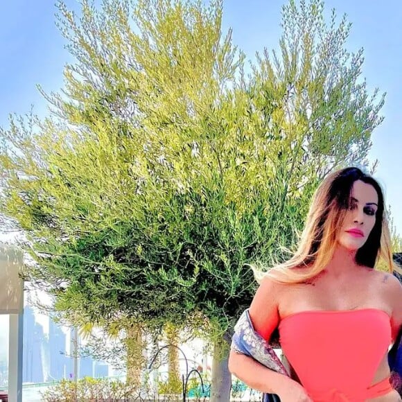 Cleo aposta em maiô cavado e valoriza corpo