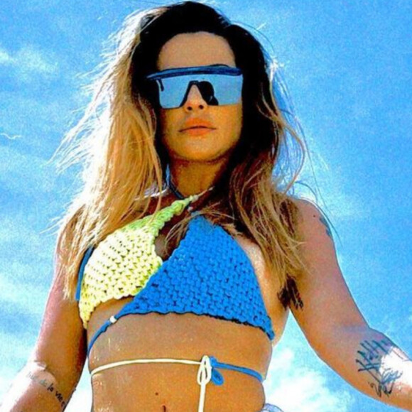 Biquíni com amarrações e óculos maximalistas são queridinhos de Cleo