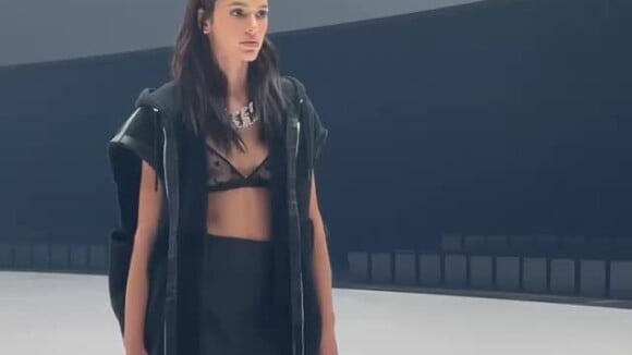 Bruna Marquezine usou um look da grife Givenchy que somou cerca de R$ 30 mil