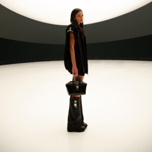 Bruna Marquezine usou botas cano longo, de R$ 10.590