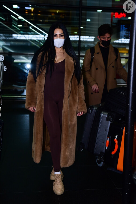 Com body justo, Simaria optou por um casaco de pele e tênis combinando em aerolook