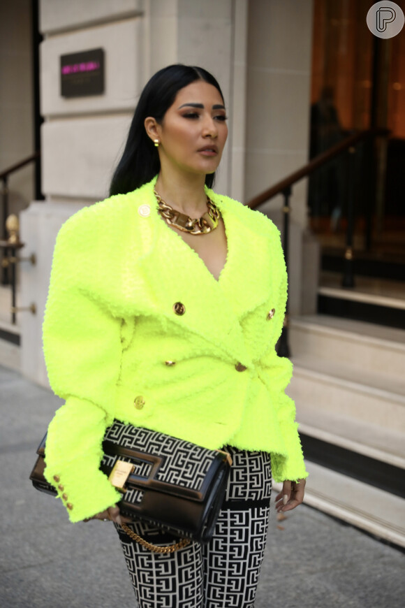 Simaria também apostou em look neon durante a Semana de Moda