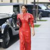 Simaria exibe look vermelho e acessório em desfile em Paris