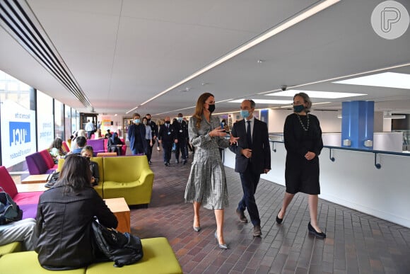 Kate Middleton visitou universidade com look xadreza acessível