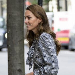 Vestido da Zara usado por Kate Middleton é romântico e clássico