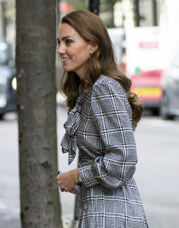 Vestido da Zara usado por Kate Middleton é romântico e clássico