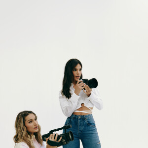 Bastidores da colaboração de Bruna Marquezine e Sasha para nova coleção de moda da C&A já demonstravam afastamento das modelos, diz jornal