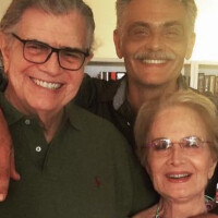Nora de Glória Menezes resgata foto de Tarcísio Meira com família 2 meses após morte do ator