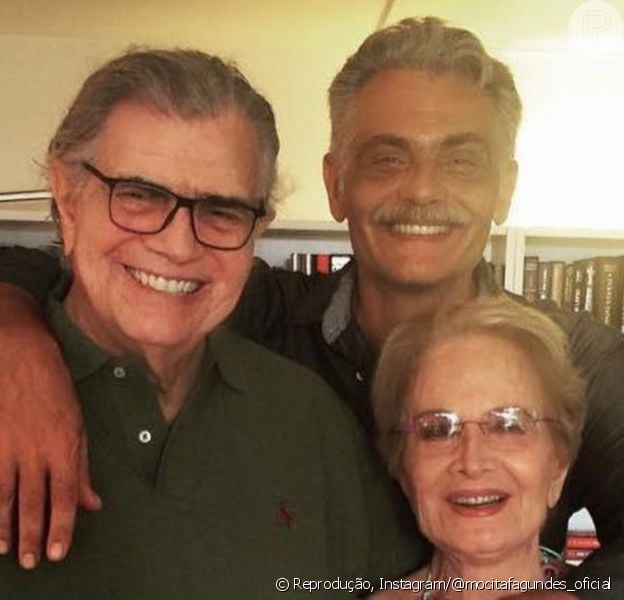 Nora de Glória Menezes resgatou foto da atriz com marido, Tarcísio Meira, e filho, Tarcísio Filho, ao lembrar 2 meses da morte do ator: 'Que o céu te festeje eternamente'
