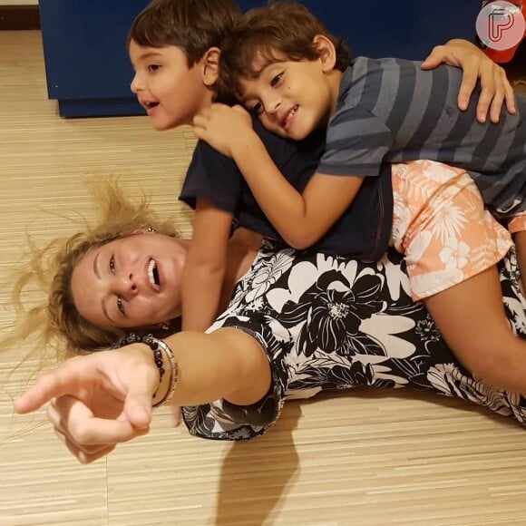 Filha de Luciano Szafir, Sasha Meneghel posou sorridente com os irmãos