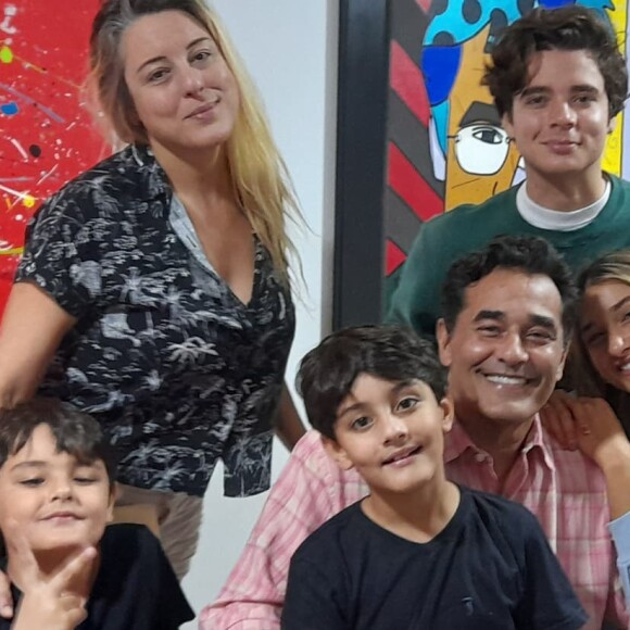 Filha de Luciano Szafir, Sasha Meneghel fez aparição com os irmãos gêmeos