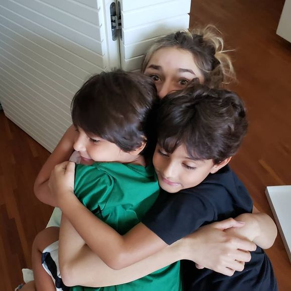 Luciano Szafir postou foto de Sasha Meneghel ao lado dos caçulas, David e Mikael