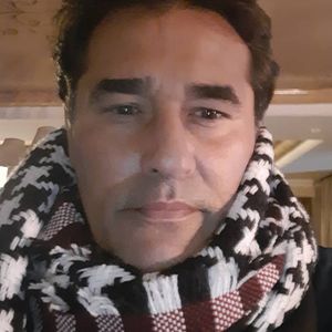 Luciano Szafir rebateu rumores de ajuda financeira de Xuxa e falou da relação com a apresentadora