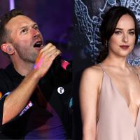 Chris Martin, do Coldplay, se declara para Dakota Johnson, de '50 Tons', em show: 'Meu universo'