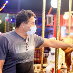 Luciano Szafir se diverte com o filho em no Parque Tivoli, onde foram para assistir ao circo